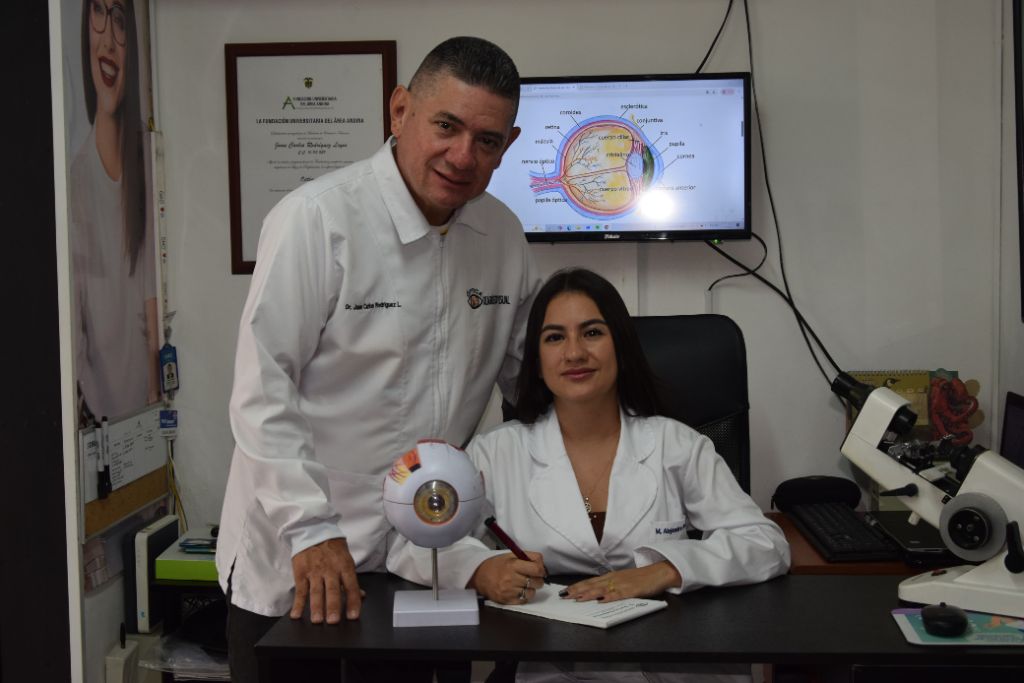 Dr. Juan Carlos Rodríguez y optómetra M. Alejandra en consultorio de Óptica Diagnóstico Visual Armenia